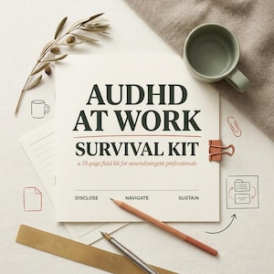 Puede incluir: Composición plana con un papel blanco que muestra "AUDHD AT WORK SURVIVAL KIT", un kit de campo de 35 páginas para profesionales neurodivergentes. Un lápiz, una taza verde, una rama de olivo y artículos de papelería están dispuestos.