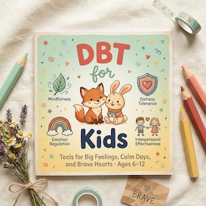 Peut inclure: Un livre pour enfants intitulé "DBT for Kids" avec des illustrations d'un renard et d'un lapin. La couverture présente un arc-en-ciel, une feuille et des icônes de cœur, avec du texte sur la pleine conscience, la régulation des émotions et l'efficacité interpersonnelle. Âges 6-12.