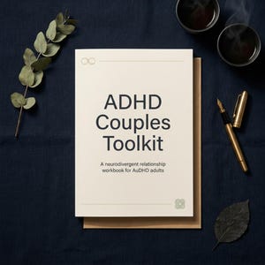 Può includere: Un libro intitolato "ADHD Couples Toolkit" con il sottotitolo "Un quaderno di lavoro sulle relazioni neurodivergenti per adulti AuDHD". Il libro è su una busta marrone, con una penna d'oro, due tazze di caffè e foglie di eucalipto.