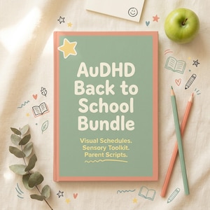 Op de afbeelding: Een boek getiteld "AuDHD Back to School Bundle" met een groene kaft en roze rand, met tekst en een stersticker. Twee potloden en een groene appel zijn ook aanwezig, samen met decoratieve krabbels.
