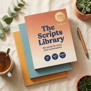 Può includere: Una pila di tre libri con una copertina sfumata arancione intitolata The Scripts Library, the words for every hard conversation, con 170+ script e tre kit completi. La copertina include tre cerchi blu scuro con Say It, Hold It e Repair It.