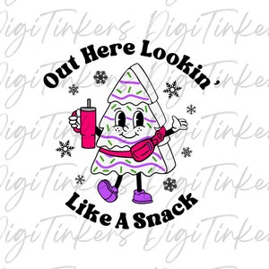 Pode incluir: Uma árvore de Natal de desenho animado com uma bebida rosa em uma mão e uma pochete rosa na cintura. A árvore está usando sapatos roxos e tem cobertura verde e branca. O texto "Out Here Lookin' Like A Snack" está escrito em um círculo ao redor da árvore.