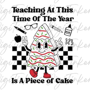 Puede incluir: Una ilustración en blanco y negro de un árbol de Navidad con un sombrero a rayas rojas y blancas y sosteniendo un trozo de pastel. El texto "Teaching At This Time Of The Year Is A Piece Of Cake" está escrito encima del árbol.