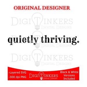 以下が含まれることがあります： 白地に黒の「quietly thriving.」の文字がスタイリッシュに配置されています。「ORIGINAL DESIGNER」の文字が赤で上部にあります。下部には「-Layered SVG -300 dpi PNG」と「Black & White Versions Included」の文字があります。