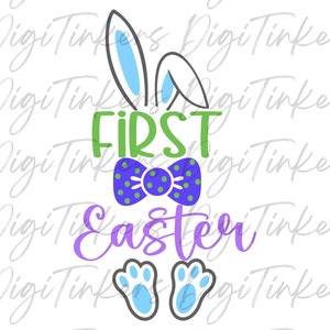 Könnte beinhalten: Ein lila und grüner Hase mit einer Schleife und dem Text "First Easter" in Lila. Der Hase hat blaue Ohren und blaue Pfotenabdrücke.