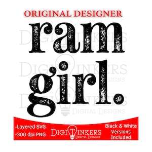 Op de afbeelding: Een digitaal ontwerp met de woorden "ram girl" in een vet, verweerd zwart lettertype op een witte achtergrond. De tekst wordt vergezeld door de woorden "Original Designer" in het rood. Een rode banner onderaan geeft extra informatie.