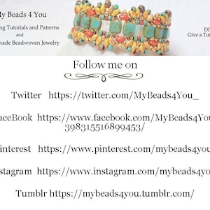 K&ouml;nnte beinhalten: Nahaufnahme eines bunten Perlenarmbands mit t&uuml;rkisfarbenen, orangefarbenen und gelben Perlen. Das Armband ist handgefertigt und das Bild enth&auml;lt den Text "My Beads 4 You" und Social-Media-Links des Erstellers.