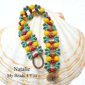 K&ouml;nnte beinhalten: Ein Armband mit gelben, t&uuml;rkisfarbenen und roten Perlen. Das Armband liegt auf einem wei&szlig;en Muschelhintergrund. Der Text "Natalie My Beads 4 You" ist unterhalb des Armbands sichtbar.