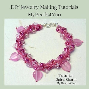 Op de afbeelding: Een roze kralenarmband met hartvormige bedels. De armband heeft een spiraalvormig ontwerp met kleine roze en heldere kralen. De tekst "DIY Jewelry Making Tutorials MyBeads4You" en "Tutorial Spiral Charm My Beads 4 You" zijn zichtbaar.