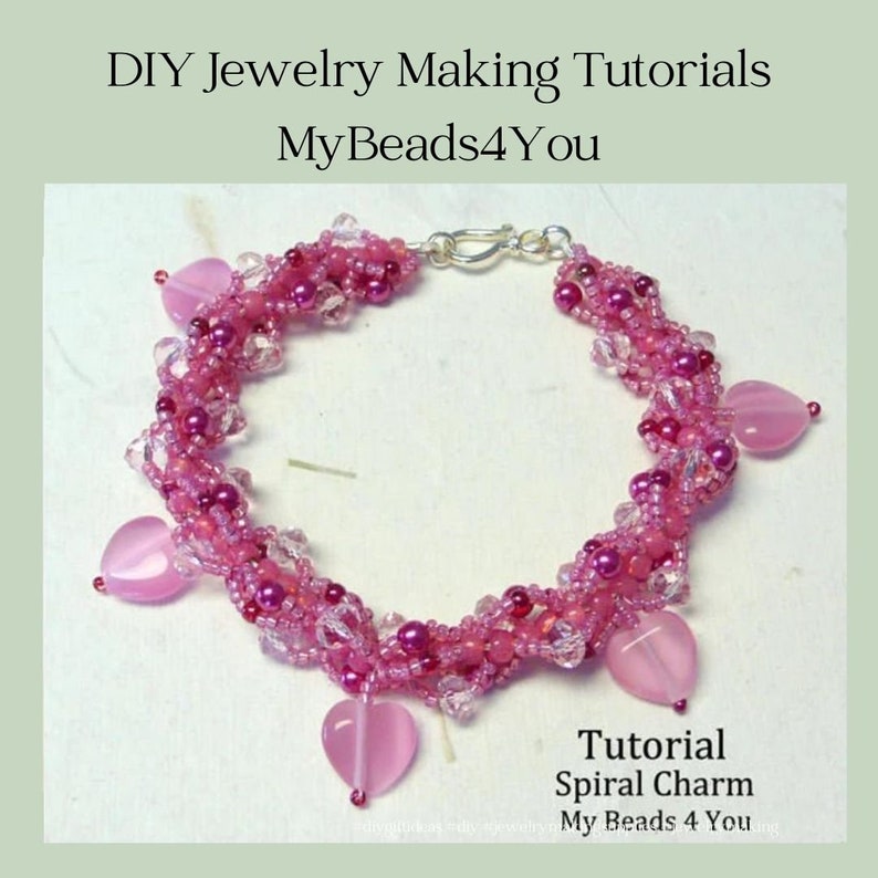 Op de afbeelding: Een roze kralenarmband met hartvormige bedels. De armband heeft een spiraalvormig ontwerp met kleine roze en heldere kralen. De tekst "DIY Jewelry Making Tutorials MyBeads4You" en "Tutorial Spiral Charm My Beads 4 You" zijn zichtbaar.