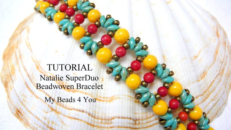 K&ouml;nnte beinhalten: Nahaufnahme eines Perlenarmbands mit t&uuml;rkisfarbenen, gelben und roten Perlen. Das Armband liegt auf einem wei&szlig;en Muschelhintergrund. Der Text "TUTORIAL Natalie SuperDuo Beadwoven Bracelet My Beads 4 You" ist sichtbar.