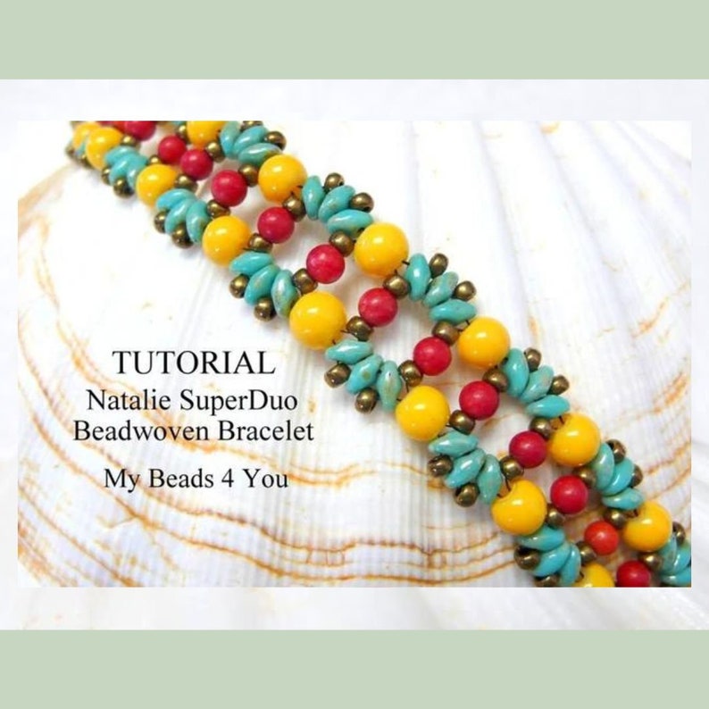 K&ouml;nnte beinhalten: Ein Tutorial f&uuml;r ein Perlenarmband mit einem mehrfarbigen Design aus gelben, roten und t&uuml;rkisfarbenen Perlen. Der Text "Natalie SuperDuo Beadwoven Bracelet My Beads 4 You" ist auf dem Bild zu sehen.