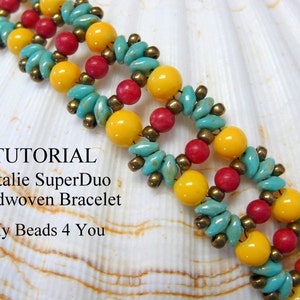 K&ouml;nnte beinhalten: Nahaufnahme eines Perlenarmbands mit t&uuml;rkisfarbenen, gelben und roten Perlen. Das Armband liegt auf einem wei&szlig;en Muschelhintergrund. Der Text "TUTORIAL Natalie SuperDuo Beadwoven Bracelet My Beads 4 You" ist sichtbar.
