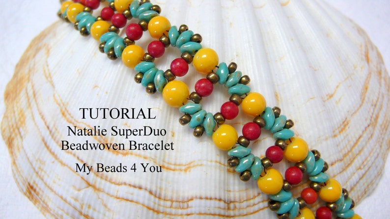 K&ouml;nnte beinhalten: Nahaufnahme eines Perlenarmbands mit t&uuml;rkisfarbenen, gelben und roten Perlen. Das Armband liegt auf einem wei&szlig;en Muschelhintergrund. Der Text "TUTORIAL Natalie SuperDuo Beadwoven Bracelet My Beads 4 You" ist sichtbar.