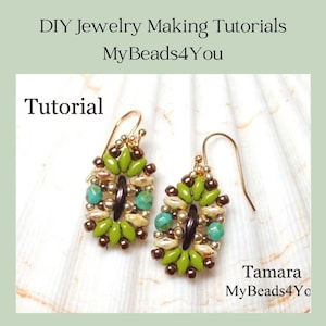 Op de afbeelding: Een paar groene, bruine en turquoise kralen oorbellen met gouden haken. De oorbellen zijn op een witte schelp achtergrond. De tekst "Tutorial" staat in de linkerbovenhoek van de afbeelding. De tekst "Tamara MyBeads4You" staat in de rechterbenedenhoek van de afbeelding.