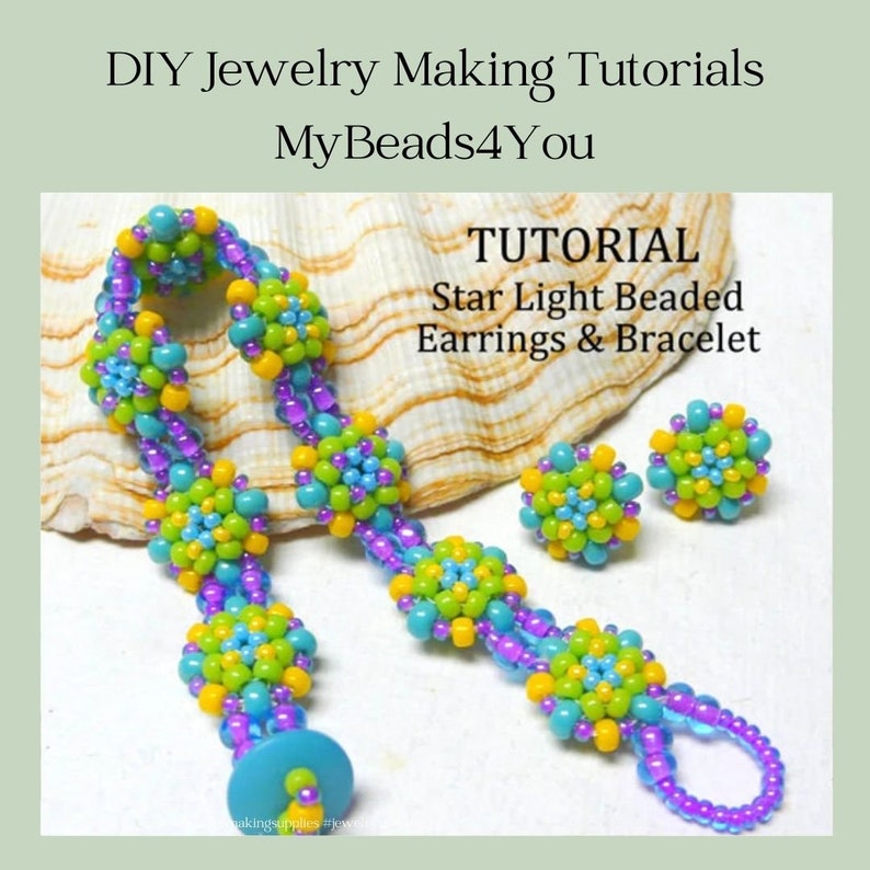 Peut inclure: Un tutoriel de fabrication de bijoux DIY pour des boucles d'oreilles et un bracelet en perles de lumi&egrave;re d'&eacute;toile. Le bracelet est fait de perles violettes, jaunes, vertes et bleues. Les boucles d'oreilles sont un ensemble assorti.