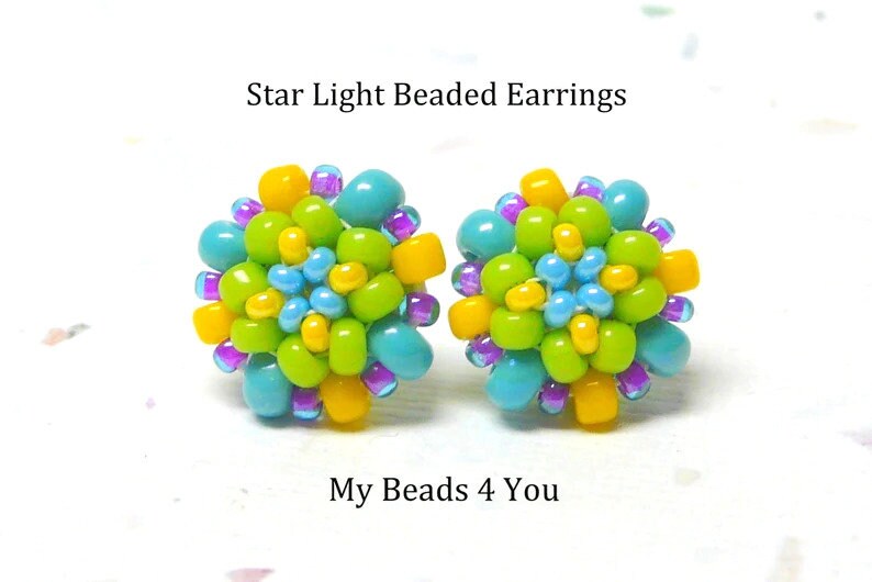 Peut inclure: Boucles d'oreilles en perles Star Light, une paire de petites boucles d'oreilles color&eacute;es avec des perles turquoise, vertes, jaunes et violettes. Les boucles d'oreilles ont la forme d'une fleur.