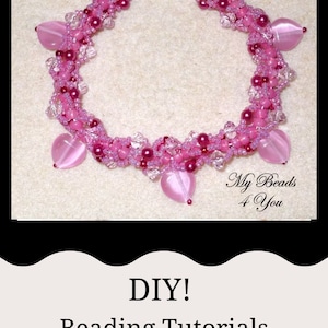 Op de afbeelding: Een handgemaakte roze kralenarmband met hartvormige bedels. De armband heeft een spiraalvormig ontwerp met kleine roze kralen, grotere donkerroze kralen en heldere kristallen accenten. De afbeelding bevat de tekst "Tutorial Spiral Charm" en "MyBeads4You.Etsy.com".