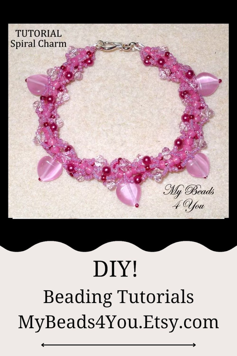 Op de afbeelding: Een handgemaakte roze kralenarmband met hartvormige bedels. De armband heeft een spiraalvormig ontwerp met kleine roze kralen, grotere donkerroze kralen en heldere kristallen accenten. De afbeelding bevat de tekst "Tutorial Spiral Charm" en "MyBeads4You.Etsy.com".