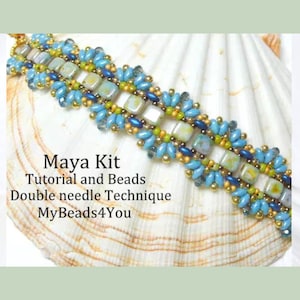 Puede incluir: Una pulsera de cuentas con un patrón de cuentas cuadradas, ovaladas y redondas en tonos azul, verde y dorado. El texto Maya Kit Tutorial and Beads Double needle Technique MyBeads4You está impreso en la imagen. La pulsera está construida con un diseño de múltiples hilos.