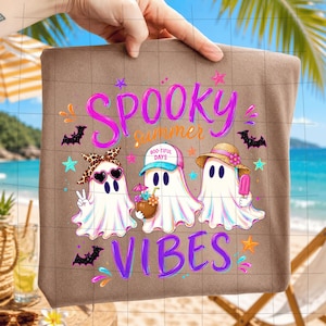 Puede incluir: Una camiseta color canela con un gr&aacute;fico de tres fantasmas y el texto SPOOKY summer VIBES. El primer fantasma lleva un lazo de leopardo y gafas de coraz&oacute;n, el segundo una gorra que dice BOO-TIFUL DAYS y el tercero un sombrero de paja.