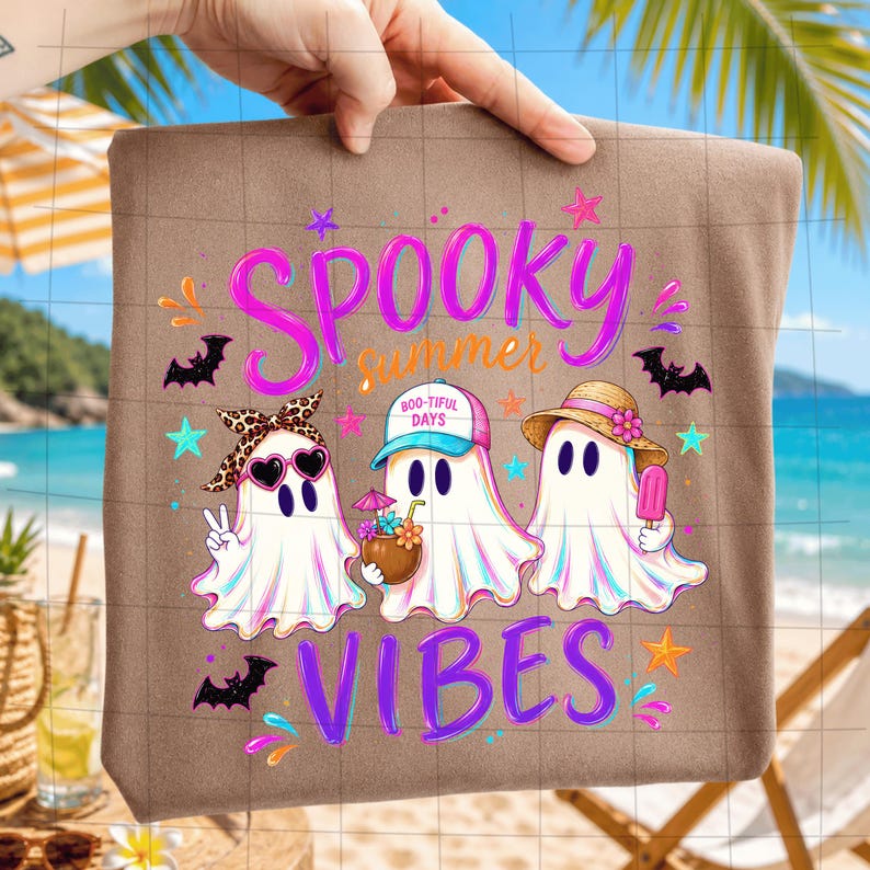 Puede incluir: Una camiseta color canela con un gr&aacute;fico de tres fantasmas y el texto SPOOKY summer VIBES. El primer fantasma lleva un lazo de leopardo y gafas de coraz&oacute;n, el segundo una gorra que dice BOO-TIFUL DAYS y el tercero un sombrero de paja.