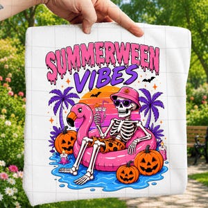 Vibras de verano de Halloween PNG, Flotador de flamenco esqueleto de verano retro espeluznante PNG, Diseño de camiseta para vacaciones de playa de Halloween, Verano retro de Halloween PNG