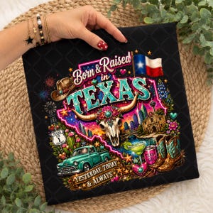 Może przedstawiać: Czarny t-shirt z kolorową grafiką z napisem Born & Raised in TEXAS oraz YESTERDAY, TODAY & ALWAYS. Wzór zawiera czaszkę longhorna, turkusowy pickup, kowbojki, flagę Teksasu oraz znak drogowy Texas US 1.