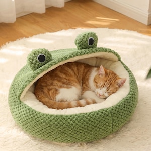 Lit pour chat en forme de grenouille - joli nid semi-fermé pour animal de compagnie, villa pour chiot chaton en peluche chaude en hiver, matelas pour petit chien, cadeau pour animal de compagnie kawaii
