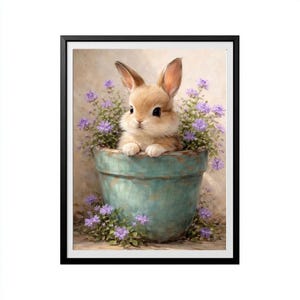 Può includere: Stampa incorniciata con un soffice coniglietto marrone in un vaso turchese. Il vaso è circondato da delicati fiori viola, su uno sfondo morbido e neutro. L'opera d'arte è un'affascinante rappresentazione della primavera.