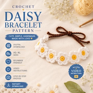 Könnte beinhalten: Ein Häkelmuster für ein Daisy-Armband mit weißen und gelben Blumendetails. Das Bild enthält den Text "CROCHET DAISY BRACELET PATTERN" und "CUTE. SIMPLE. HANDMADE. MADE WITH LOVE." Zusätzlicher Text zeigt digitalen Download, XS-XL Größen, anfängerfreundlich.