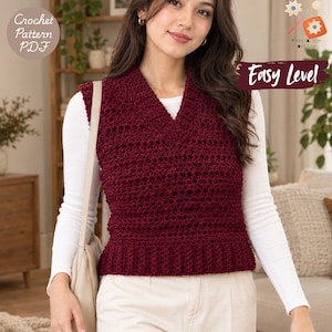 Puede incluir: Un chaleco de ganchillo color burdeos intenso con cuello en V y dobladillo acanalado. La imagen incluye el texto Crochet Pattern PDF, Yarn Bloom Design y Easy Level. El chaleco se lleva sobre una camisa blanca de manga larga y pantalón claro.