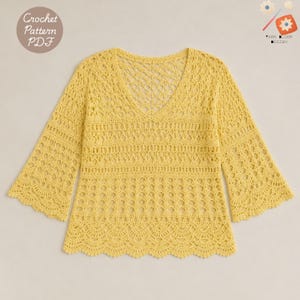 Può includere: Un top all'uncinetto giallo con scollo a V e maniche a campana. Il top presenta intricati motivi traforati e un orlo smerlato. Le parole "Crochet Pattern PDF" sono in un cerchio in alto a sinistra.