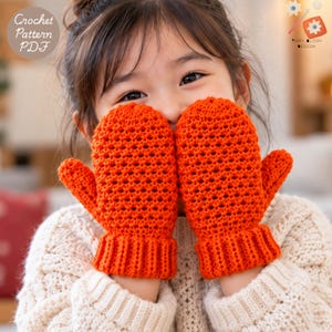 Puede incluir: Un par de manoplas de ganchillo de color naranja brillante con un patrón de puntos texturizado y perforado y puños acanalados. La imagen incluye el texto Crochet Pattern PDF y Yarn Bloom Design en las esquinas superiores.