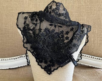 Pañuelo triangular de encaje con cuentas