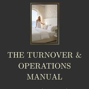 Könnte beinhalten: Ein dunkelgraues Handbuch-Cover mit dem Titel THE TURNOVER & OPERATIONS MANUAL, PROPERTY: [ INSERT NAME ] und Standard Operating Procedures & Cleaning Checklists. Über dem Text befindet sich ein gerahmtes Foto eines Schlafzimmers.
