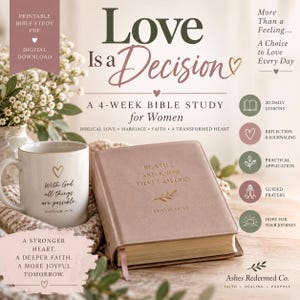 Puede incluir: Una guía de estudio bíblico digital titulada Love Is a Decision, que incluye una taza blanca con el texto With God all things are possible y un libro rosa polvoriento con el texto Be Still and Know That I Am God, Psalm 46:10, y detalles del estudio.
