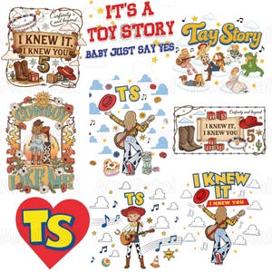 Puede incluir: Una colecci&oacute;n de ilustraciones gr&aacute;ficas inspiradas en Toy Story, que incluyen textos como IT'S A TOY STORY, TAY STORY, I KNEW IT, I KNEW YOU y COWBOY LIKE ME, junto con botas de vaquero, sombreros, guitarras y nubes.