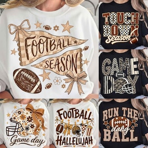 Könnte beinhalten: Ein weißes Sweatshirt mit einer braunen Grafik aus zwei Wimpeln mit dem Text FOOTBALL SEASON, einem Football und Schleifen. Das Design enthält Sterne und Blumen im Skizzenstil und ist mittig auf der Vorderseite des Kleidungsstücks platziert.