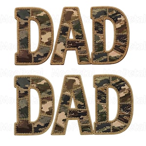 Könnte beinhalten: Zwei "DAD" Textdesigns. Jeder Buchstabe besteht aus Camouflage-Stoffflicken, die mit einem braunen, genähten Rand umrandet sind. Die Buchstaben sind in einer fetten, blockartigen Schriftart gehalten, perfekt für Bekleidung oder Bastelprojekte. Der Hintergrund ist weiß.
