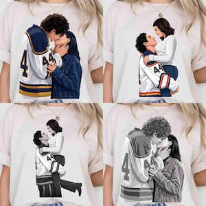 Könnte beinhalten: Weiße T-Shirts mit einer Grafik eines sich küssenden Paares. Der Mann trägt ein Hockey-Trikot mit der Nummer 44. Die Frau trägt eine Jeansjacke oder einen weißen Pullover. Das Design wird in vier verschiedenen Variationen wiederholt.