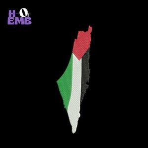 Puede incluir: Mapa bordado de Palestina en los colores de la bandera palestina: rojo, verde, blanco y negro. El mapa está sobre un fondo negro. El texto "HO EMB" está en la esquina superior izquierda.