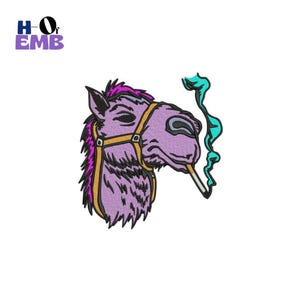 Op de afbeelding: Geborduurd ontwerp van een paarse kameelkop met een sigaret in de mond, met een gele tuig. De kameel heeft een paarse en roze manen, met turquoise rook die opstijgt van de sigaret. Het logo "HO of EMB" staat linksboven.