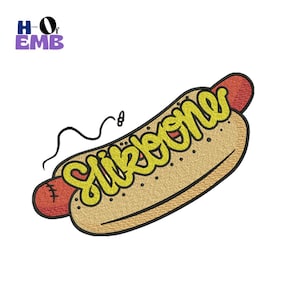 Könnte beinhalten: Gesticktes Design eines Hotdogs mit dem Wort "Slipbone" in gelber Schrift. Das Hotdog-Brötchen ist hellbraun mit kleinen schwarzen Punkten, und der Hotdog ist rot. Eine schwarze Linie mit einer kleinen Schlaufe erstreckt sich von der Oberseite des Hotdogs.