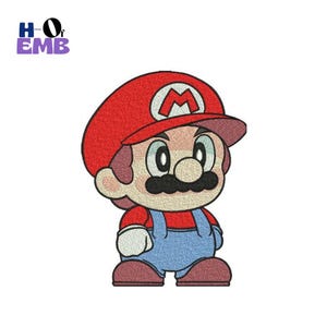 Peut inclure: Écusson brodé représentant un personnage de dessin animé avec un chapeau rouge orné d'un "M" blanc, une chemise rouge, une salopette bleue et une moustache noire. Le patch porte le texte "HO of EMB" en haut à gauche.