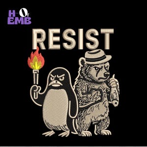 Op de afbeelding: Geborduurde patch met het woord "RESIST" boven een pinguïn met een fakkel en een beer met een hoed. De pinguïn en de beer hebben serieuze uitdrukkingen. De patch staat op een zwarte achtergrond.