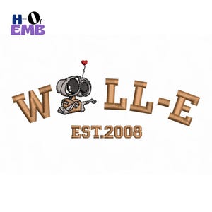 Könnte beinhalten: Gesticktes Design mit der Figur WALL-E mit dem Text "WALL-E" in braunen Blockbuchstaben und "EST.2008" darunter. Das Design enthält ein kleines rotes Herz auf der Oberseite der Antenne von WALL-E. Das Logo "HO of EMB" befindet sich in der oberen linken Ecke.
