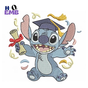 Op de afbeelding: Geborduurd beeld van Stitch uit Lilo & Stitch, met een afstudeerhoed en een diploma vastgebonden met een rood lint. Het blauwe personage is omringd door confetti en de tekst "HOF EMB" staat in de linkerbovenhoek.