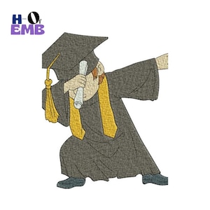 Puede incluir: Un diseño de bordado que muestra a un graduado con toga y birrete negros realizando una pose de dab. La figura lleva una estola amarilla, sostiene un diploma blanco y tiene una borla amarilla colgando del birrete. El texto HO EMB aparece arriba.