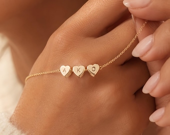Winziges 3D-Anfangsherz-Charmarmband, benutzerdefinierte Goldbuchstabe Armband, Familienarmband, Damenarmband, personalisiertes Geschenk, Abschlussgeschenk